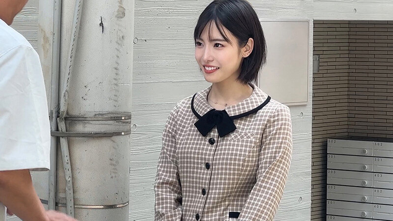 街で働くかわいい女の子をガチナンパ&その場でガチ本番交渉!真面目そうに見える制服系お姉さん!なんか普通に仕事してます感出てますがエロオーラ全開のムンムンビームの方が溢れ出てますよ! 1枚目