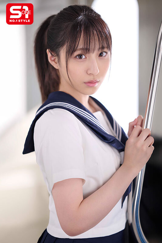 この女子学生、純粋そうに見えて中年教師に恋し、痴●師（他人）にも即沼る。 新木希空 1枚目